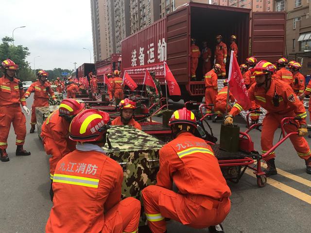 地震丨黄金72小时，身在“地震”震源中心的我们