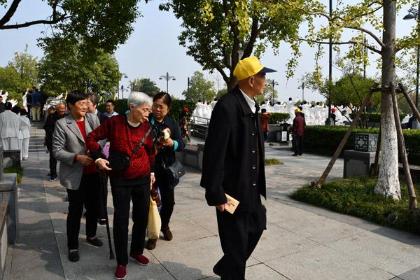 合肥市湖畔花园小学开展重阳节敬老活动