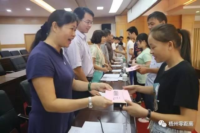 是他们，多年来坚持做这些事，共同托起了寒门学子的求学梦