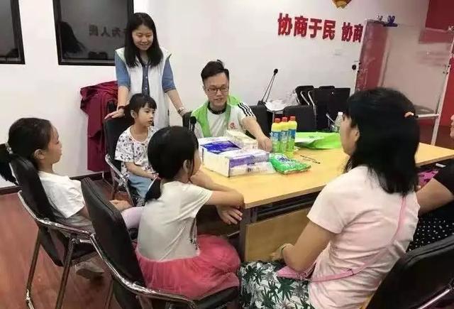 白云｜如何帮助孩子树立正确的金钱观？鹤龙街开展家庭财商教育亲子活动