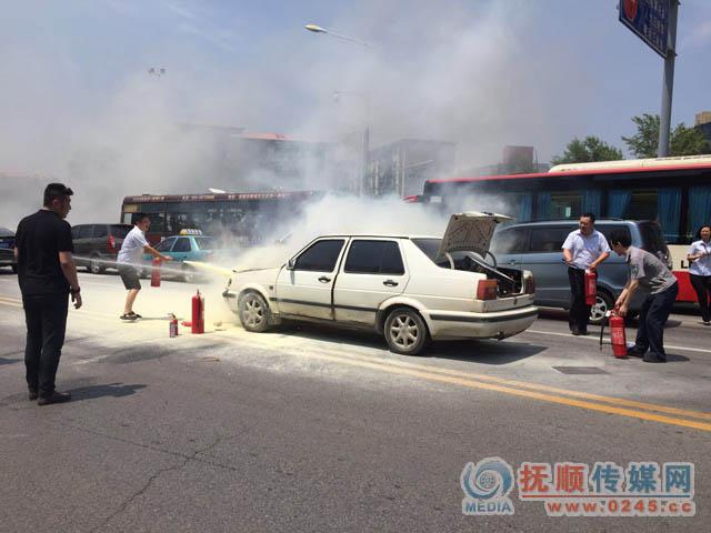 轿车突然自燃司机手足无措 银行员工组团冲上去救火 路过消防官兵也加入