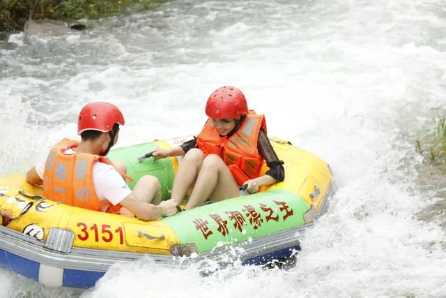 环球旅游卡案例：一本教育｜漂流中体验浪遏飞舟刺激，亲密接触