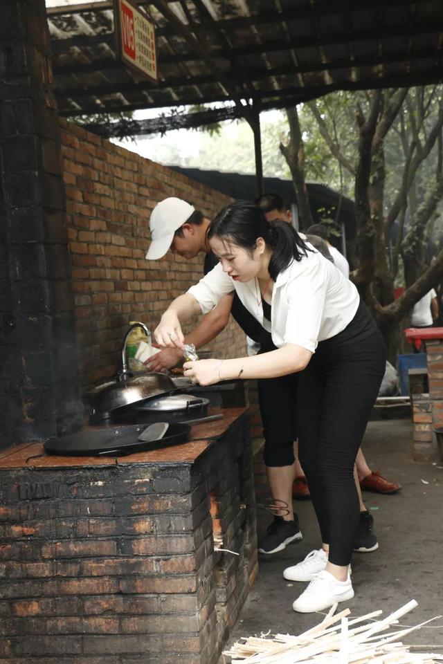 环球旅游卡案例：一本教育｜漂流中体验浪遏飞舟刺激，亲密接触