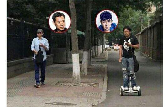 张丰毅和儿子张博宇街头散步全程无交流，父子关系寡淡让人唏嘘！