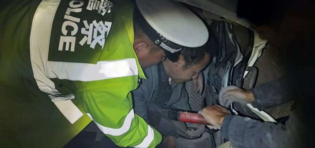 宕昌公安交警两河口中队及时救助受伤驾驶员受称赞