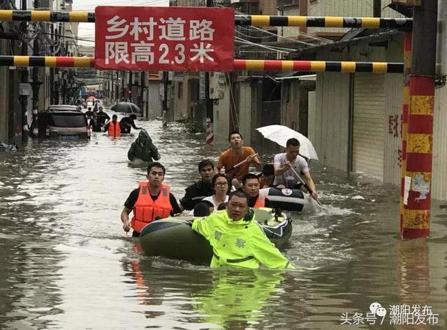 他们是逆行的勇士，时刻冲在最前面！潮阳公安全警进村入户抢险救灾