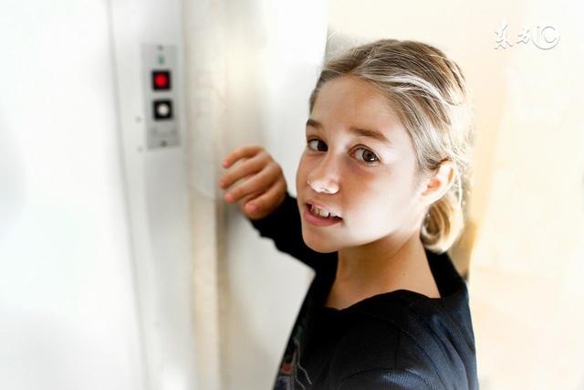 长沙2岁女童电梯坠楼事件，我们一起看看家庭教育对一个孩子有什么影响？
