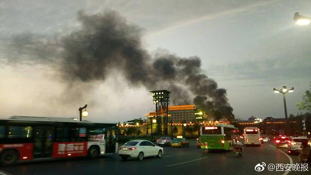 西安南大街建设银行突发大火 现场火势凶猛