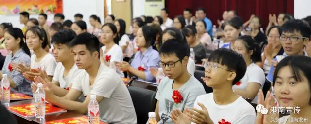 今天，港南区86名贫困大学生领到了沉甸甸的这份礼物！