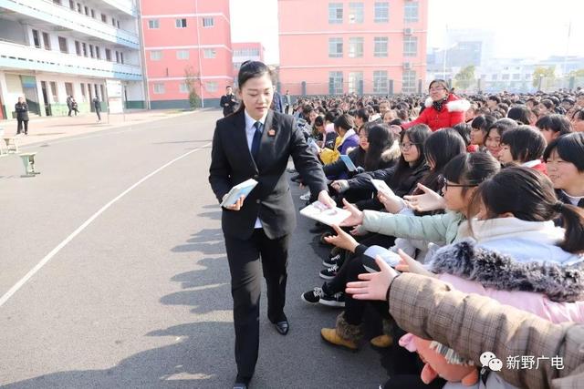 新野公开审理一起妨害信用卡管理案，骗领银行卡16张