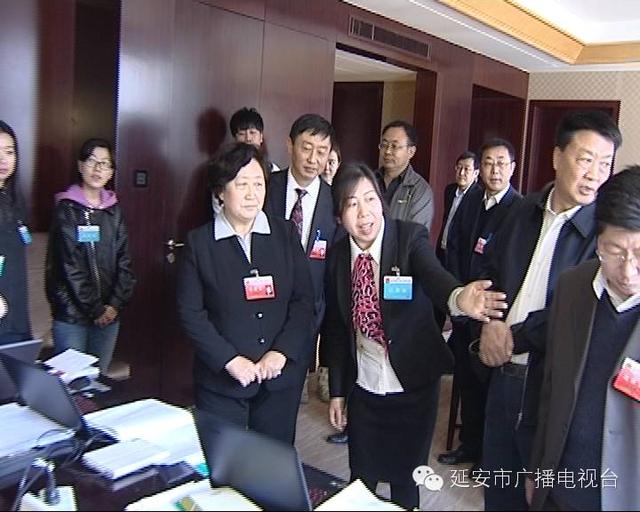 冯继红曹明周看望慰问市四届人大六次会议驻会媒体记者工作人员