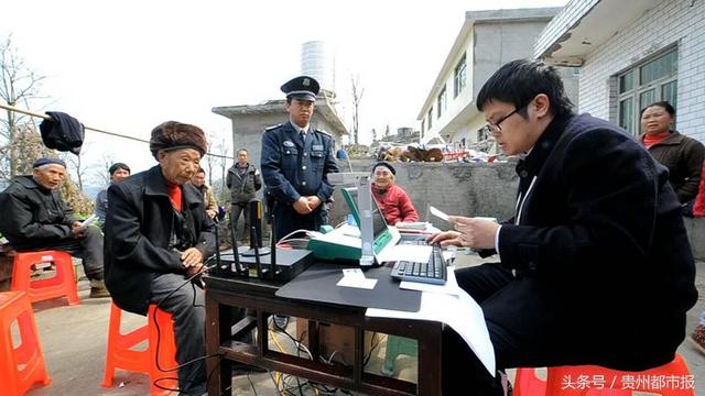 你绝没见过！贵阳边远山村，背篼装着柜员机，全程武装押运