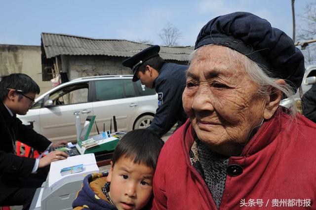 你绝没见过！贵阳边远山村，背篼装着柜员机，全程武装押运