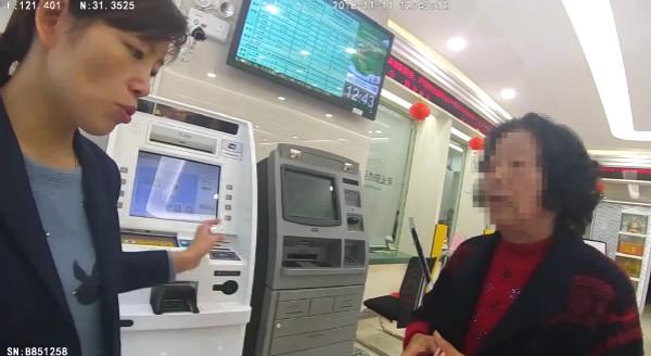 “重庆警察”威胁要抓人 上海阿姨吓煞报出银行卡号密码 宝山警察及时出手成功保护受害者