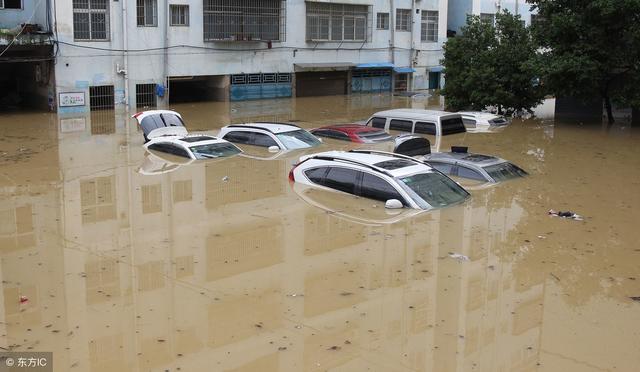 暴雨天这些车主为什么宁愿车被淹也不开走？钱多也不至于这样花吧