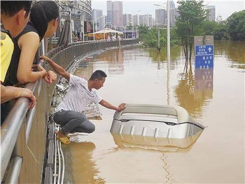 暴雨天这些车主为什么宁愿车被淹也不开走？钱多也不至于这样花吧