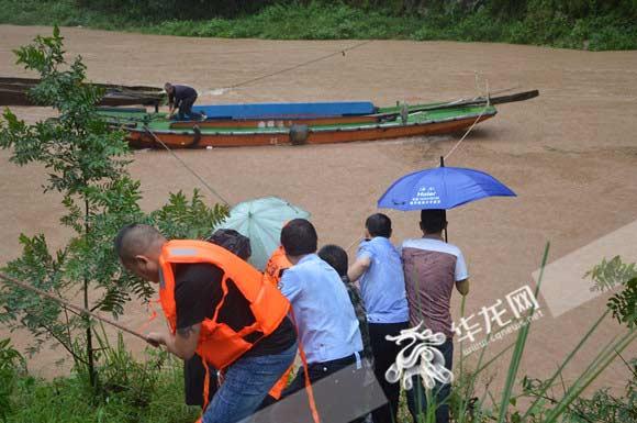 云阳：遇暴雨涨水老人被困 民警火速救援顺利脱险