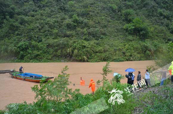 云阳：遇暴雨涨水老人被困 民警火速救援顺利脱险