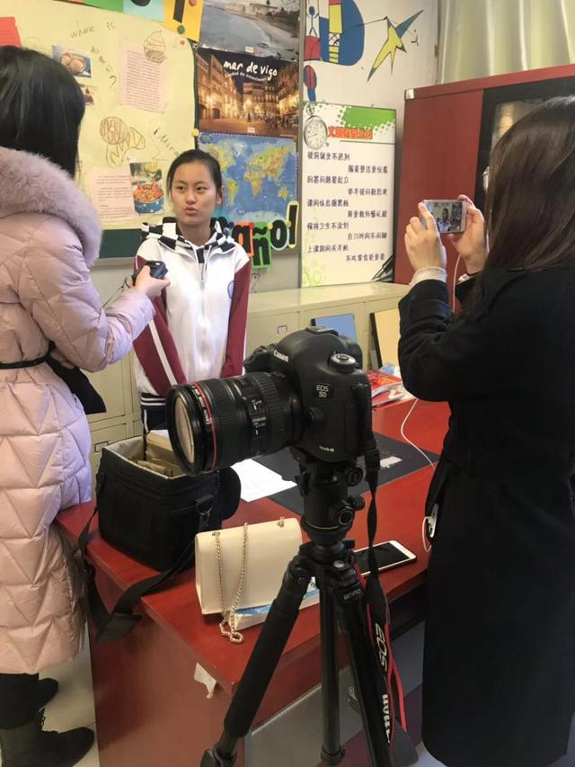 中国国际广播电台来采访北京市古城中学西语班特色教学