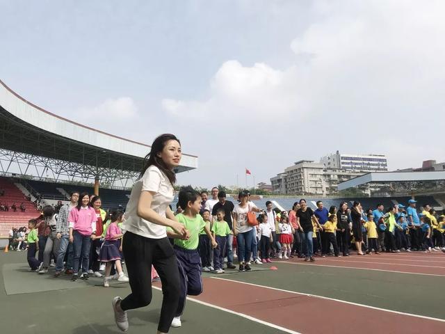 越秀｜2018年东川路小学运动会：精彩航模表演，亲子有爱上阵