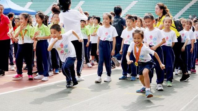 越秀｜2018年东川路小学运动会：精彩航模表演，亲子有爱上阵