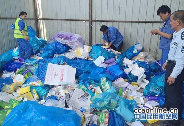 日本乘客丢护照，天津机场员工翻遍垃圾袋帮找回