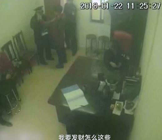 大妈被诈骗3次，还要再给50万，警察拦都拦不住！