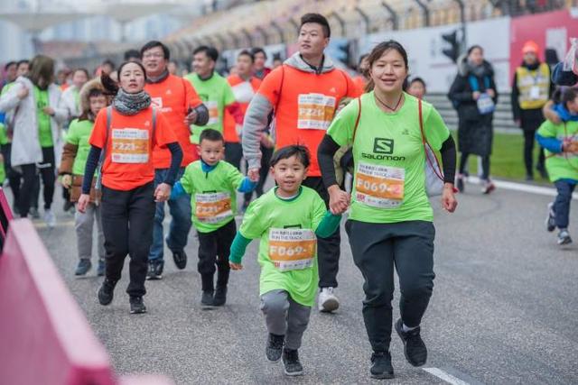 万千跑友齐聚上汽国际赛车场 2019蒸蒸日上迎新跑无惧严寒