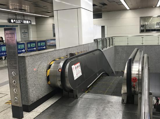 北京地铁10号线电梯台阶被曝塌陷 官方：已修复