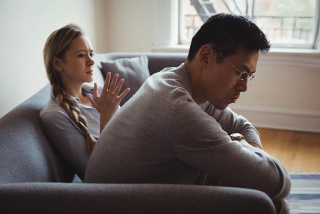 弟弟结婚没钱买车，我想拿出存款去帮他，老公一番话让我犹豫不决