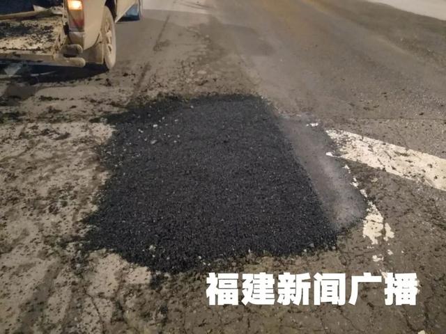 路面小坑“难倒”三个部门，三剑客打了二十多通采访电话……「1036三剑客」