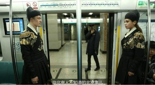 北京地铁4号线上两拨乘客抢座互殴