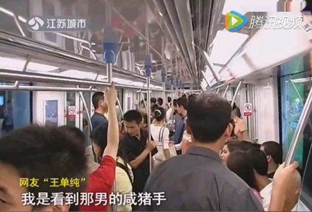 北京地铁4号线上两拨乘客抢座互殴