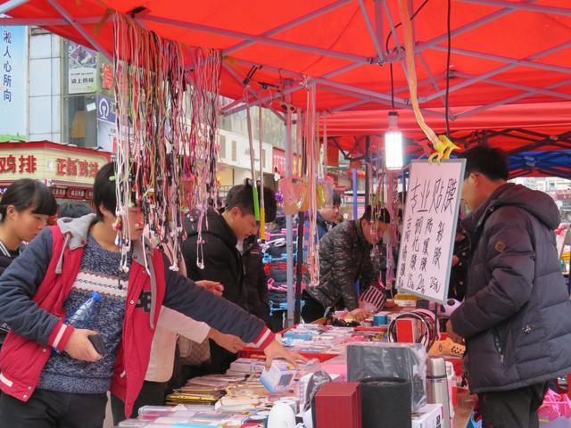 实拍/芦淞服装市场还未开门，摊贩已开始“吆喝”