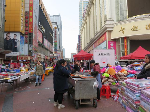 实拍/芦淞服装市场还未开门，摊贩已开始“吆喝”