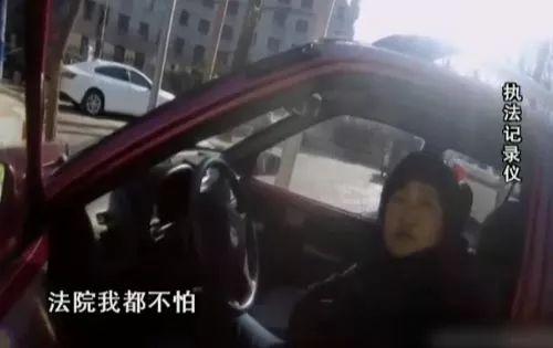 「946 · 身边」司机无证驾驶被查，霸气抗法还对交警动手，还说：上法院我都不怕！