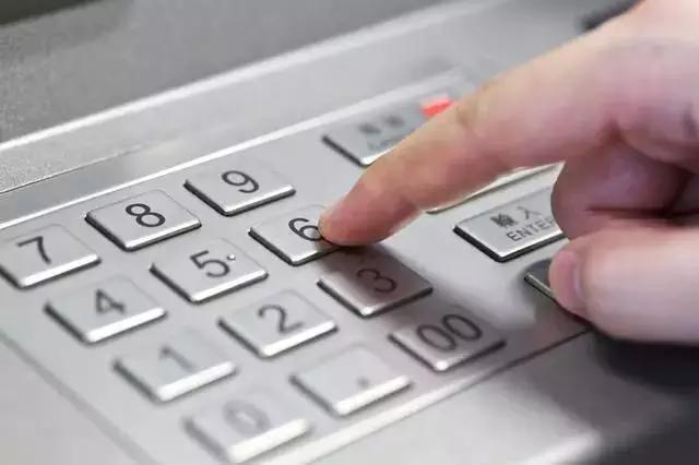 为什么银行ATM键盘都是金属的？