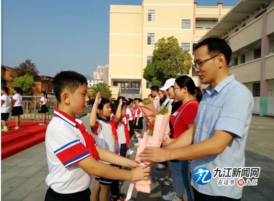 师生情 情暖教师节——庐山市第一小学举行老校区教师节献花感恩活动