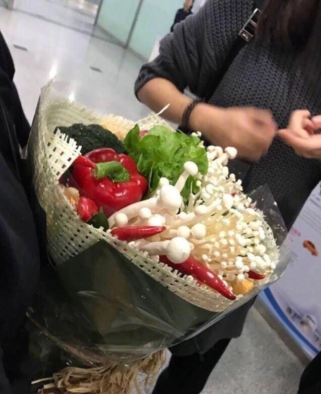 陈伟霆昨日到达成都，收到女皇的成都特色花束“火锅fafa”