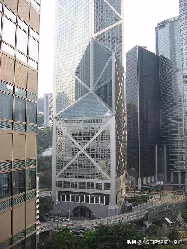 它是香港最具标志性的建筑没有之一，设计暗藏玄机，令人过目不忘