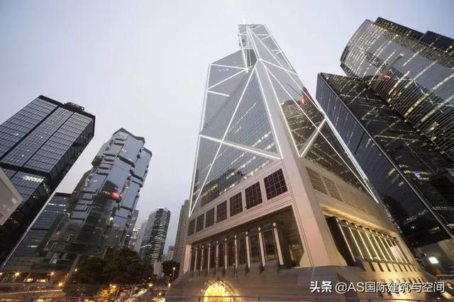 它是香港最具标志性的建筑没有之一，设计暗藏玄机，令人过目不忘