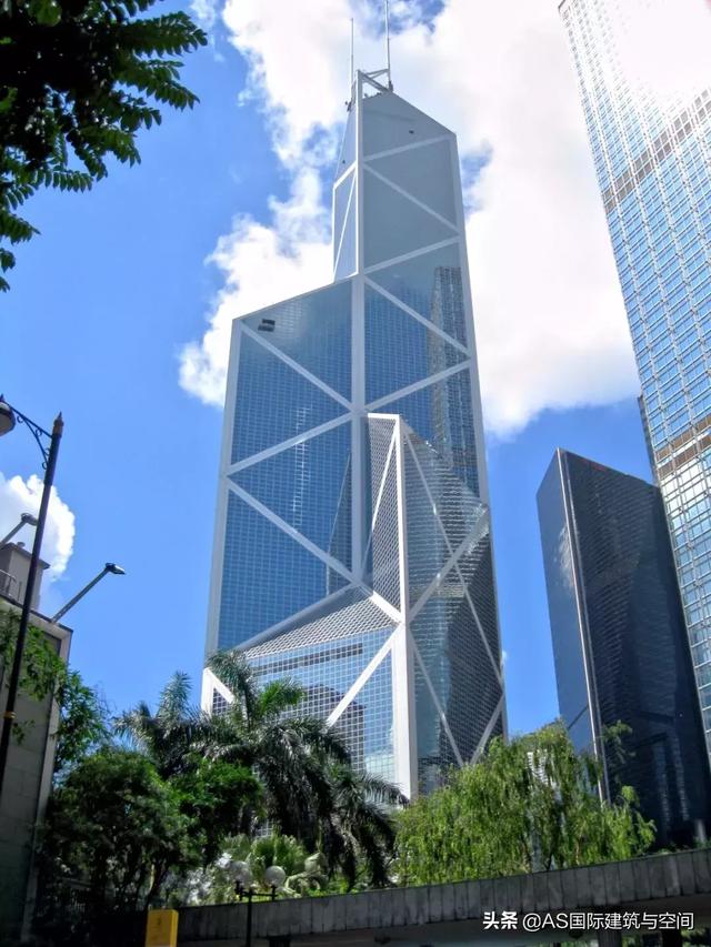 它是香港最具标志性的建筑没有之一，设计暗藏玄机，令人过目不忘