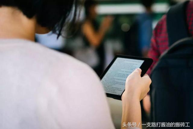 别再用 Kindle 压泡面啦