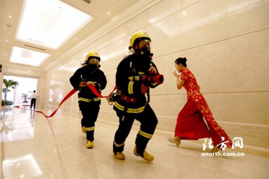 天津机场要客服务部开展消防演习 为达沃斯保驾护航