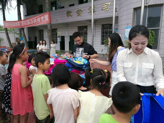 心系教育 情满校园 爱心人士来高坪区龙门第三小学捐赠活动报道