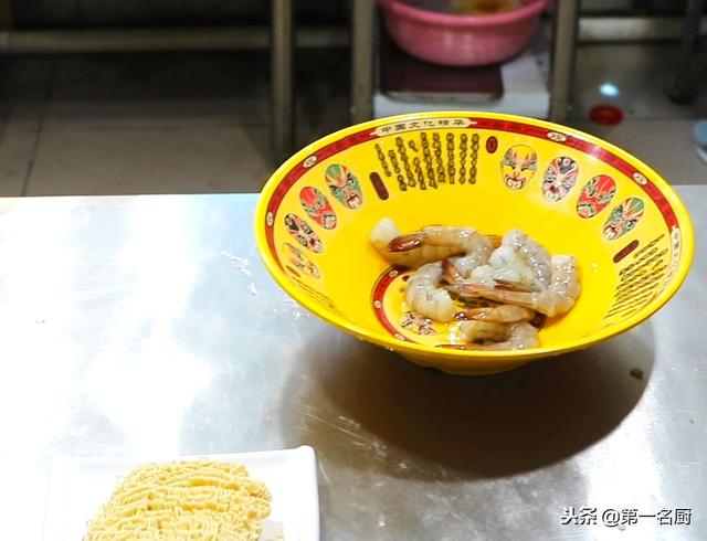 黄金凤尾虾怎么做好吃？大厨教你在家轻松做，上桌待客特有面