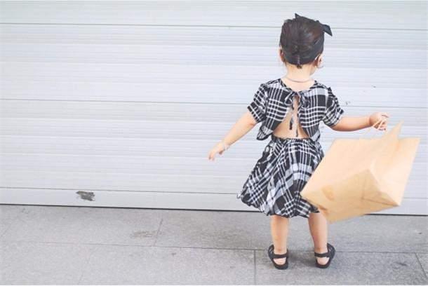 2岁的中国时尚宝宝，竟被宝妈拍成“小超模”，英伦范儿十足