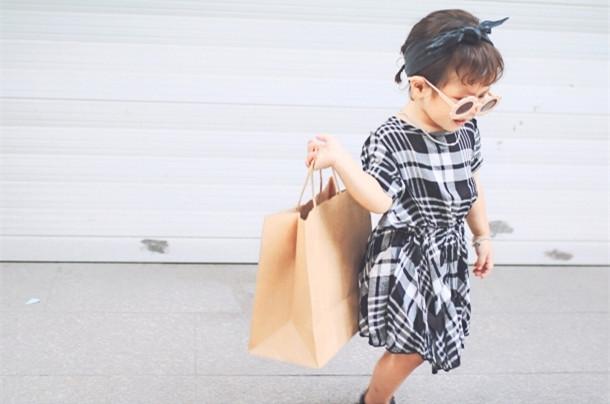 2岁的中国时尚宝宝，竟被宝妈拍成“小超模”，英伦范儿十足
