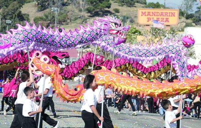 抢红包集五福 新年俗折射中国社会变迁