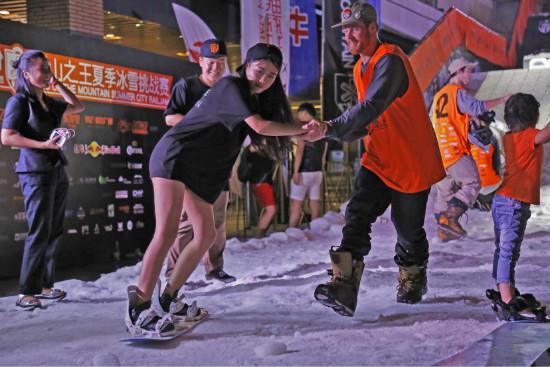 银亿股份特邀“雪山之王”国际冰雪赛事IP落地宁波带动滑雪热潮